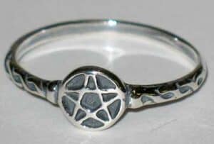 This website focuses on modern Celtic spirituality, druidry, nature veneration, and educational cont.