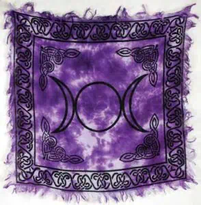This website focuses on modern Celtic spirituality, druidry, nature veneration, and educational cont.
